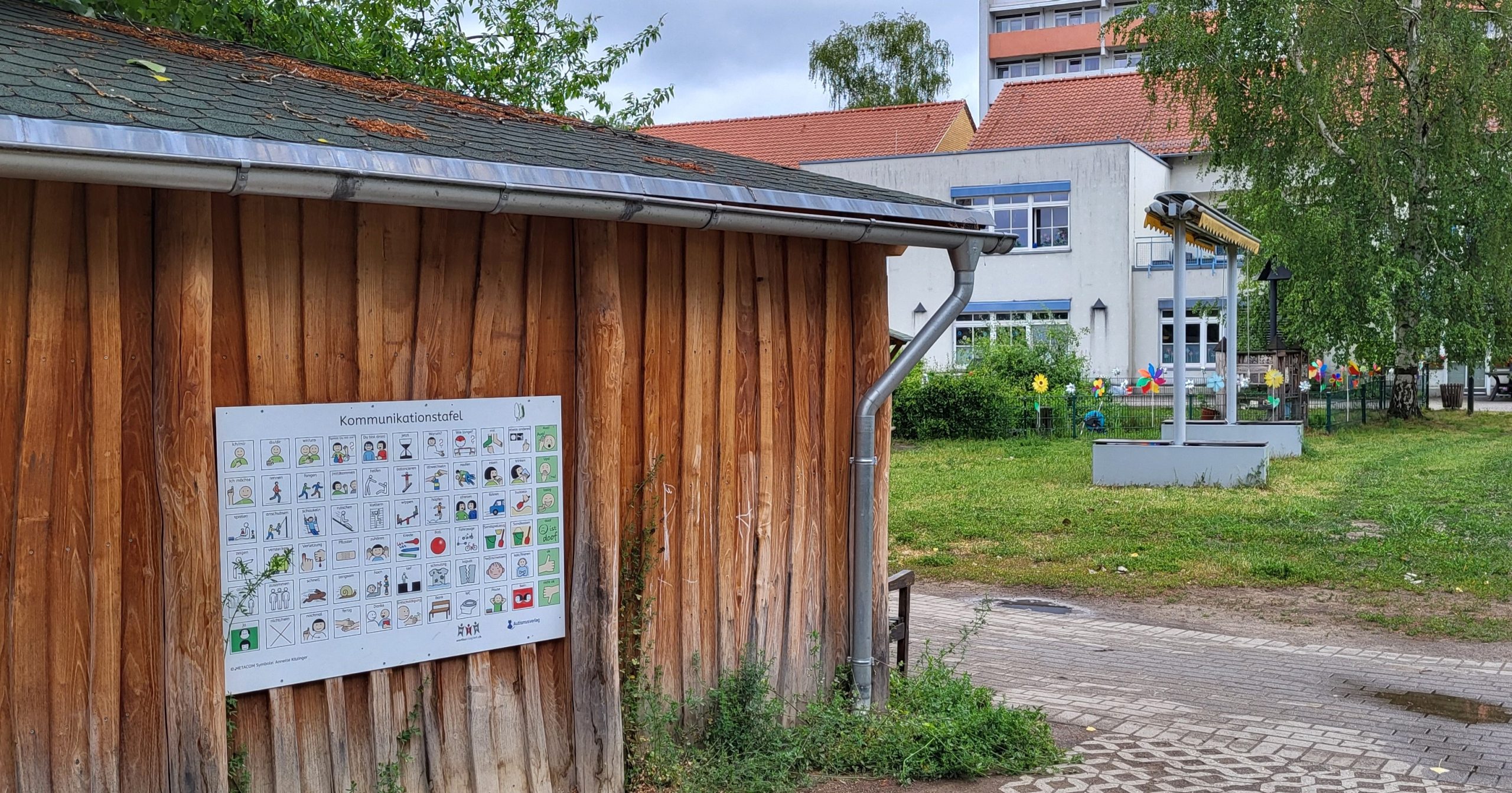 Kommunikationstafel auf dem Schulhof